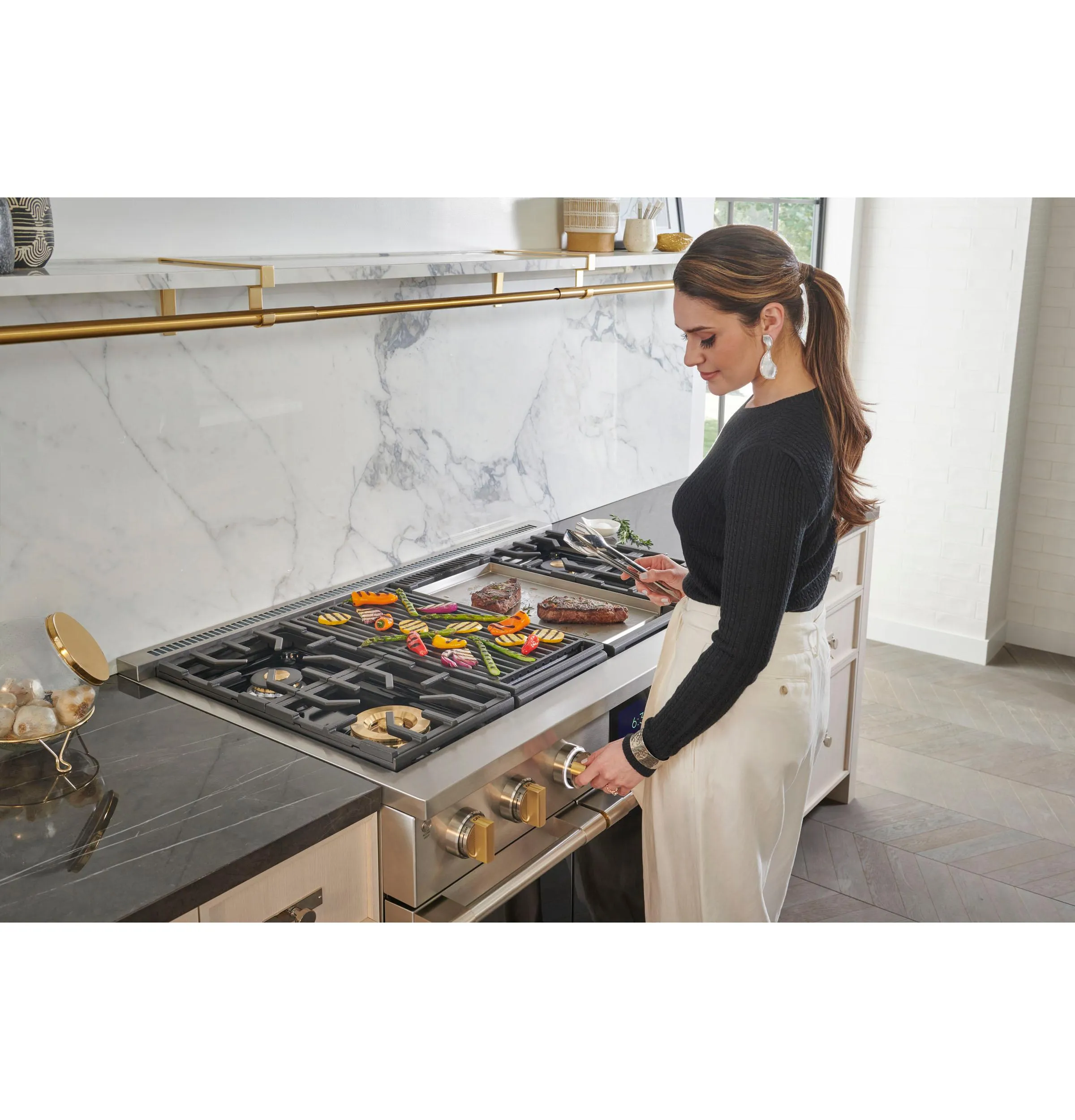 Monogram ZDP484NGTSS Monogram 48 Dual-Fuel Professional Range With 4 Burners. Grill. And Griddle
