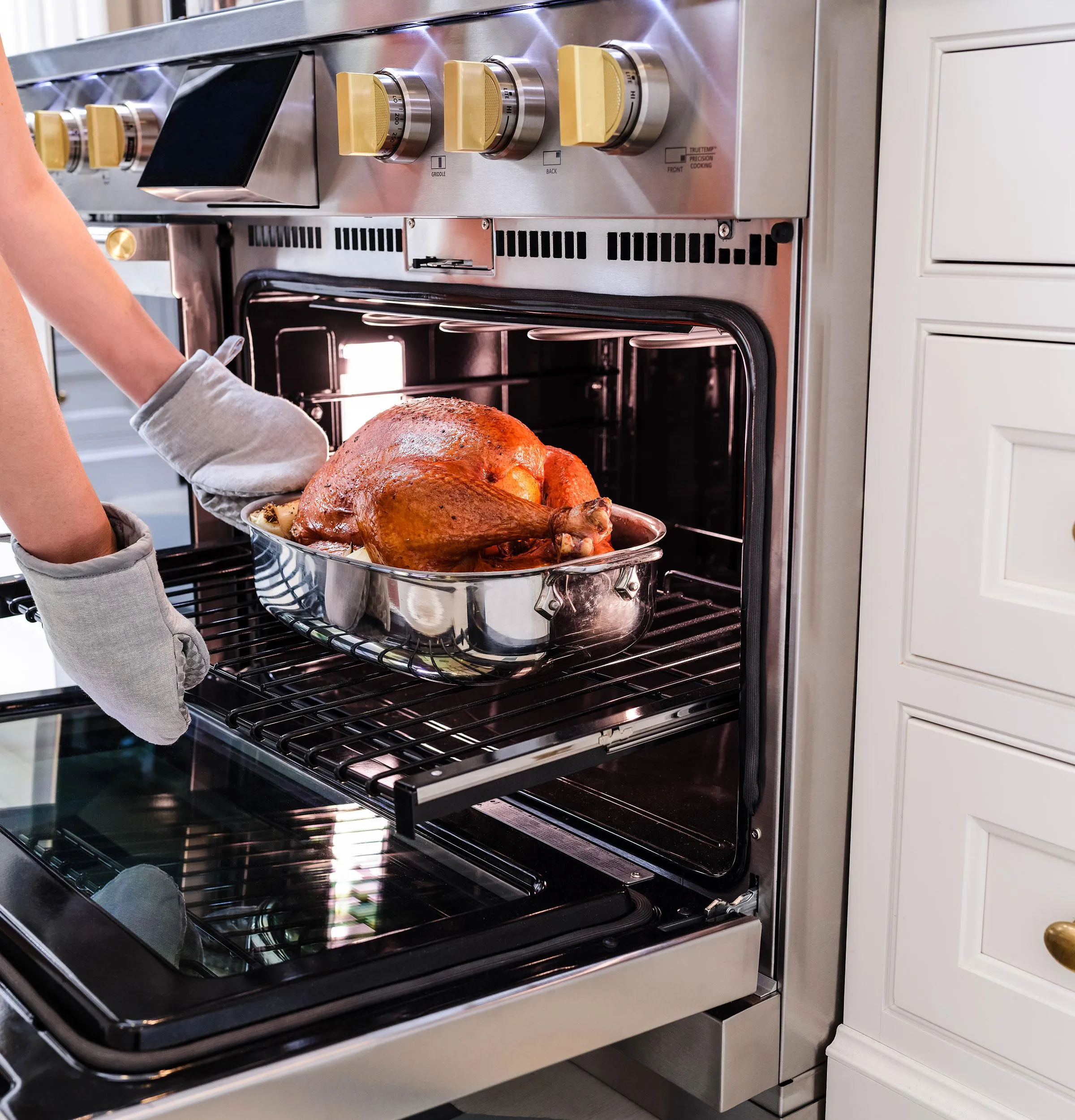 Monogram ZDP484NGTSS Monogram 48 Dual-Fuel Professional Range With 4 Burners. Grill. And Griddle