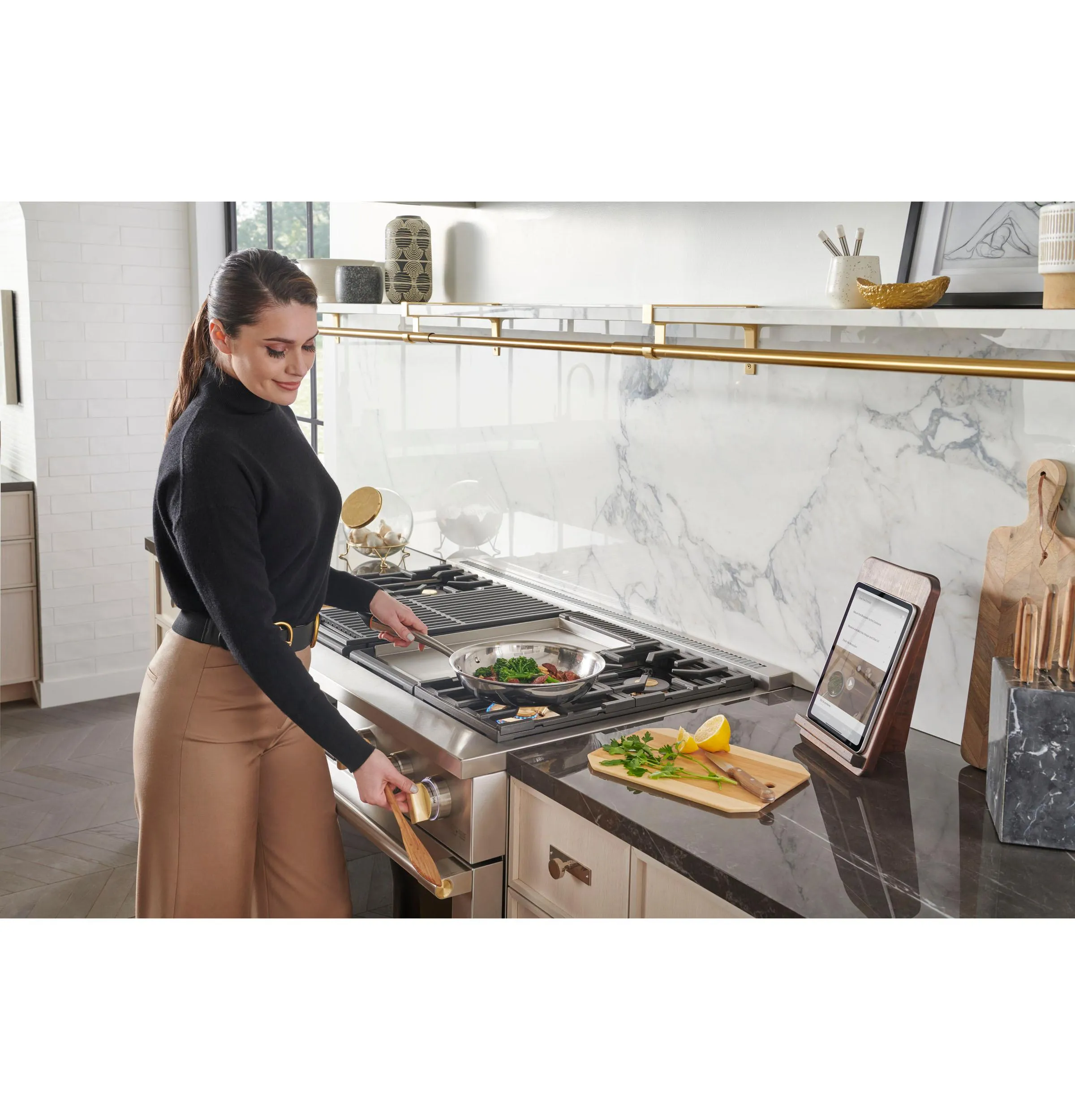 Monogram ZDP484NGTSS Monogram 48 Dual-Fuel Professional Range With 4 Burners. Grill. And Griddle