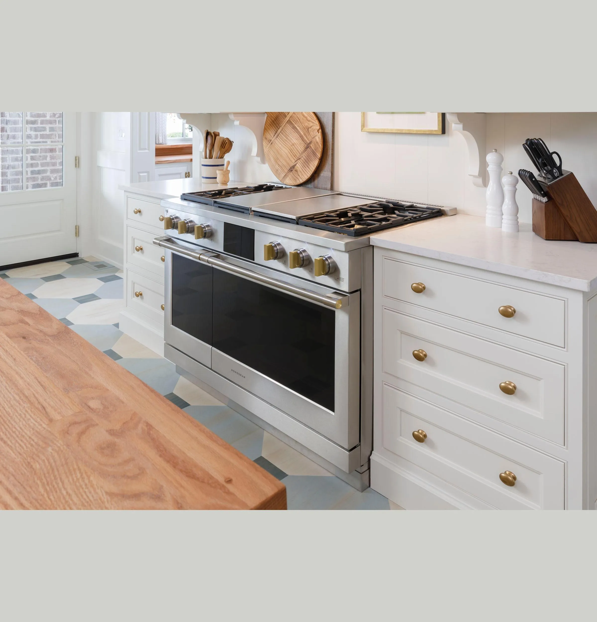 Monogram ZDP484NGTSS Monogram 48 Dual-Fuel Professional Range With 4 Burners. Grill. And Griddle