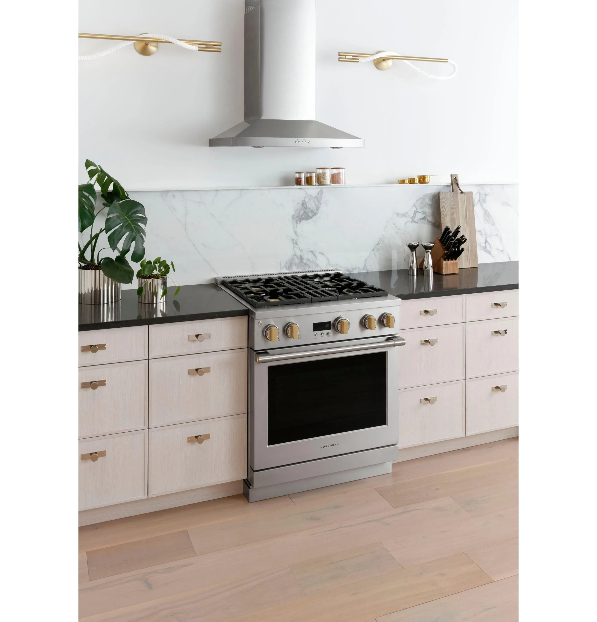 Monogram ZGP304NTSS Monogram 30 All Gas Professional Range With 4 Burners (Natural Gas)