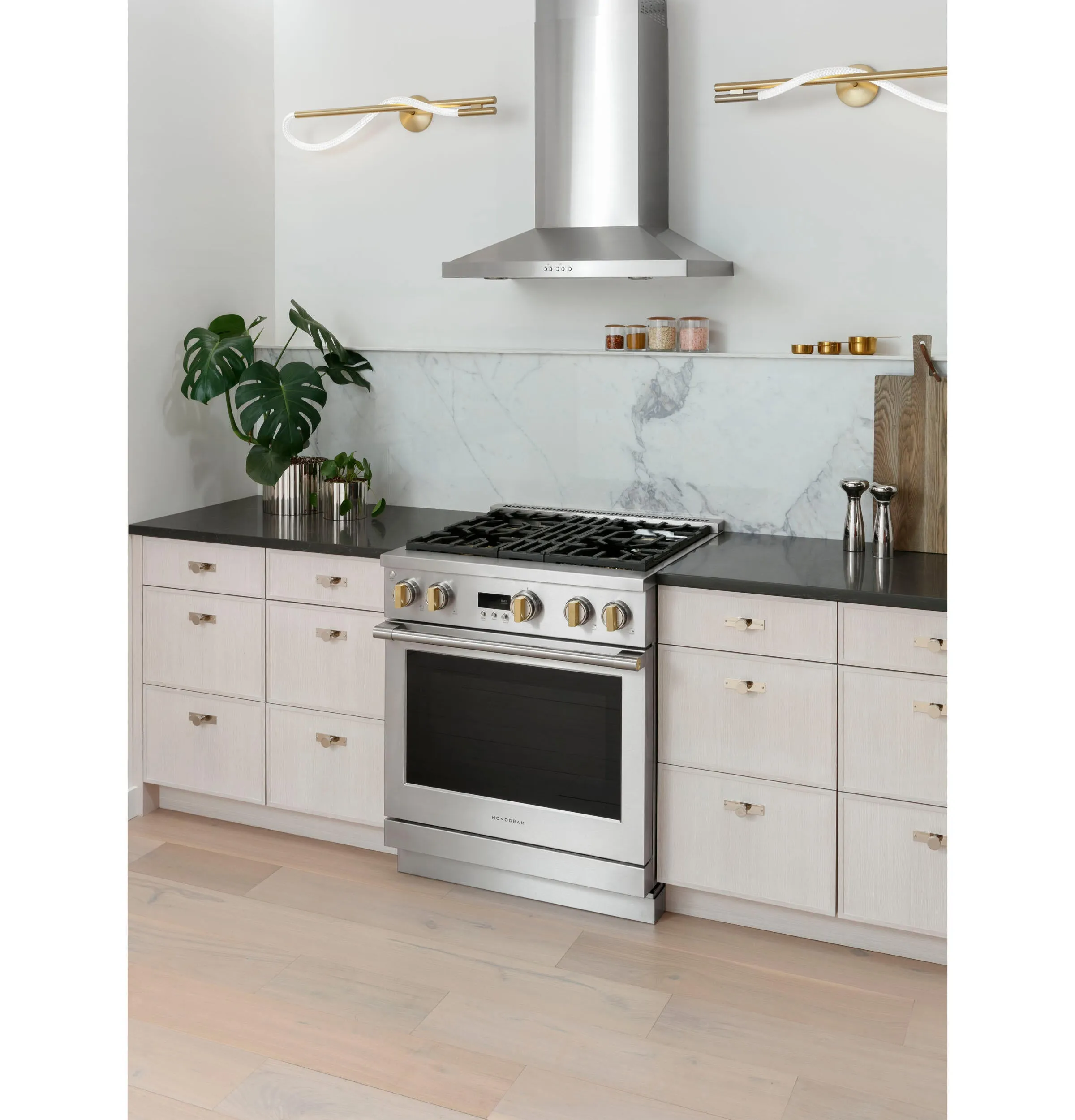 Monogram ZGP304NTSS Monogram 30 All Gas Professional Range With 4 Burners (Natural Gas)