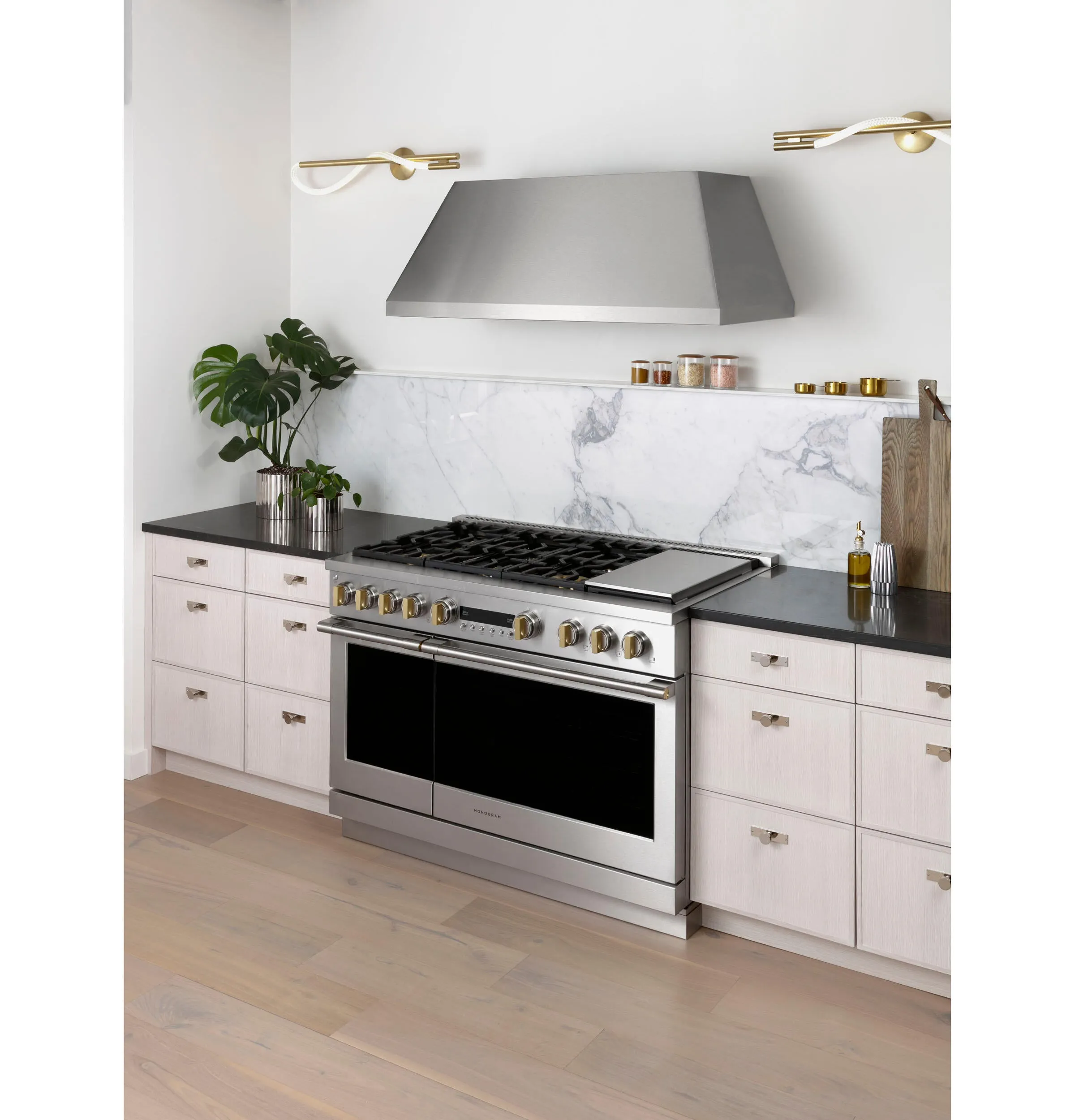 Monogram ZGP486NDTSS Monogram 48 All Gas Professional Range With 6 Burners And Griddle (Natural Gas)