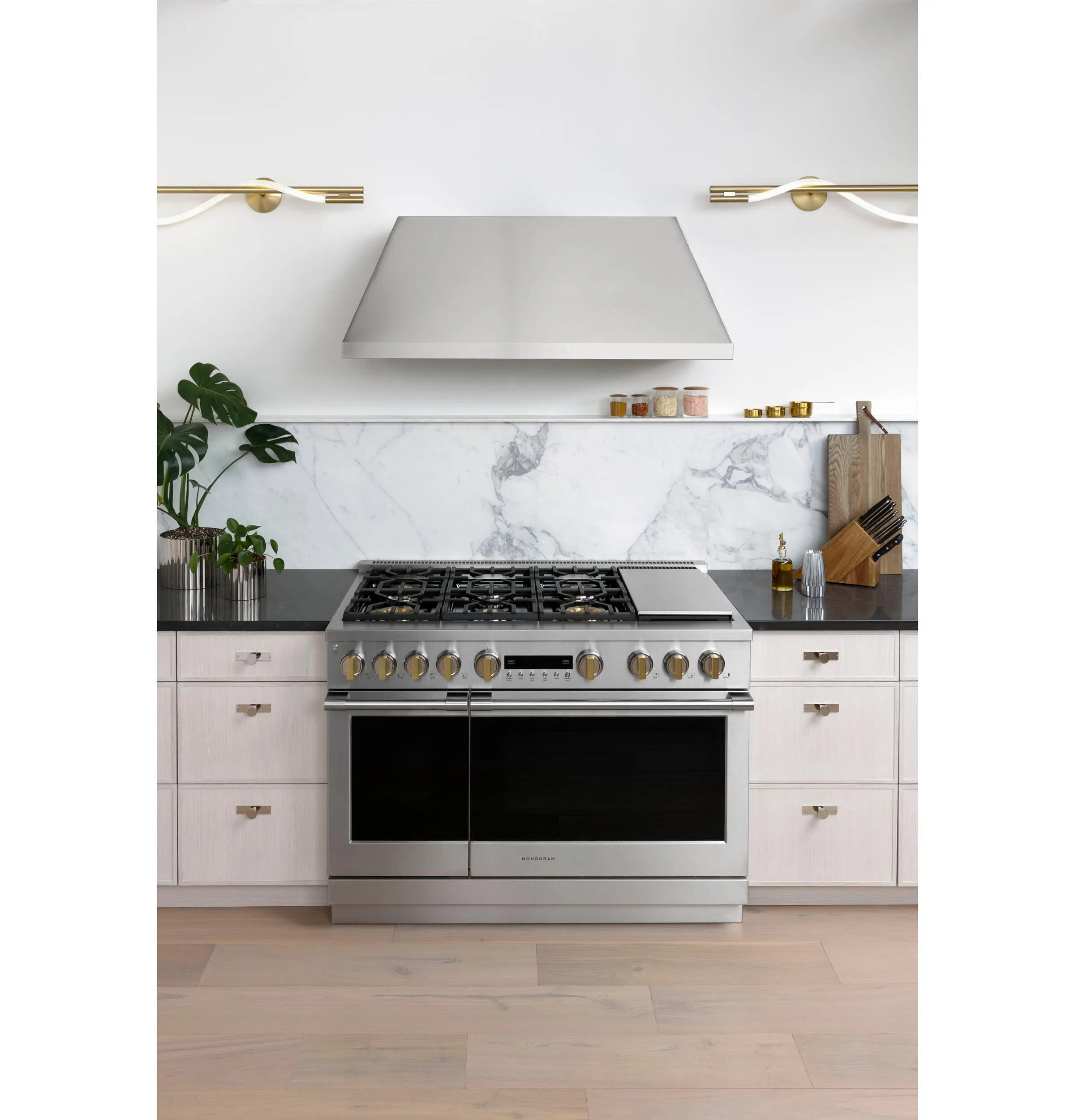 Monogram ZGP486NDTSS Monogram 48 All Gas Professional Range With 6 Burners And Griddle (Natural Gas)