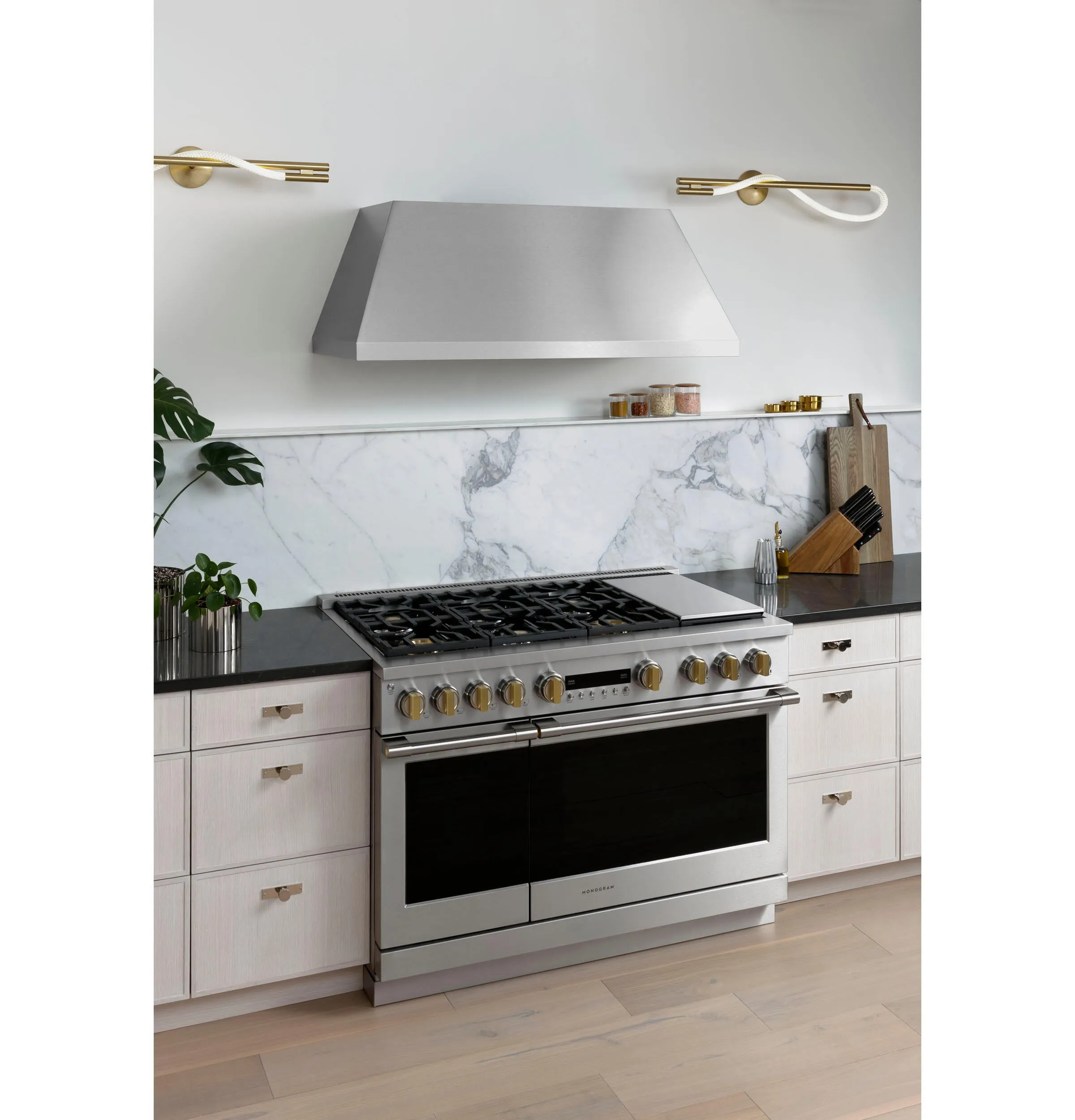 Monogram ZGP486NDTSS Monogram 48 All Gas Professional Range With 6 Burners And Griddle (Natural Gas)